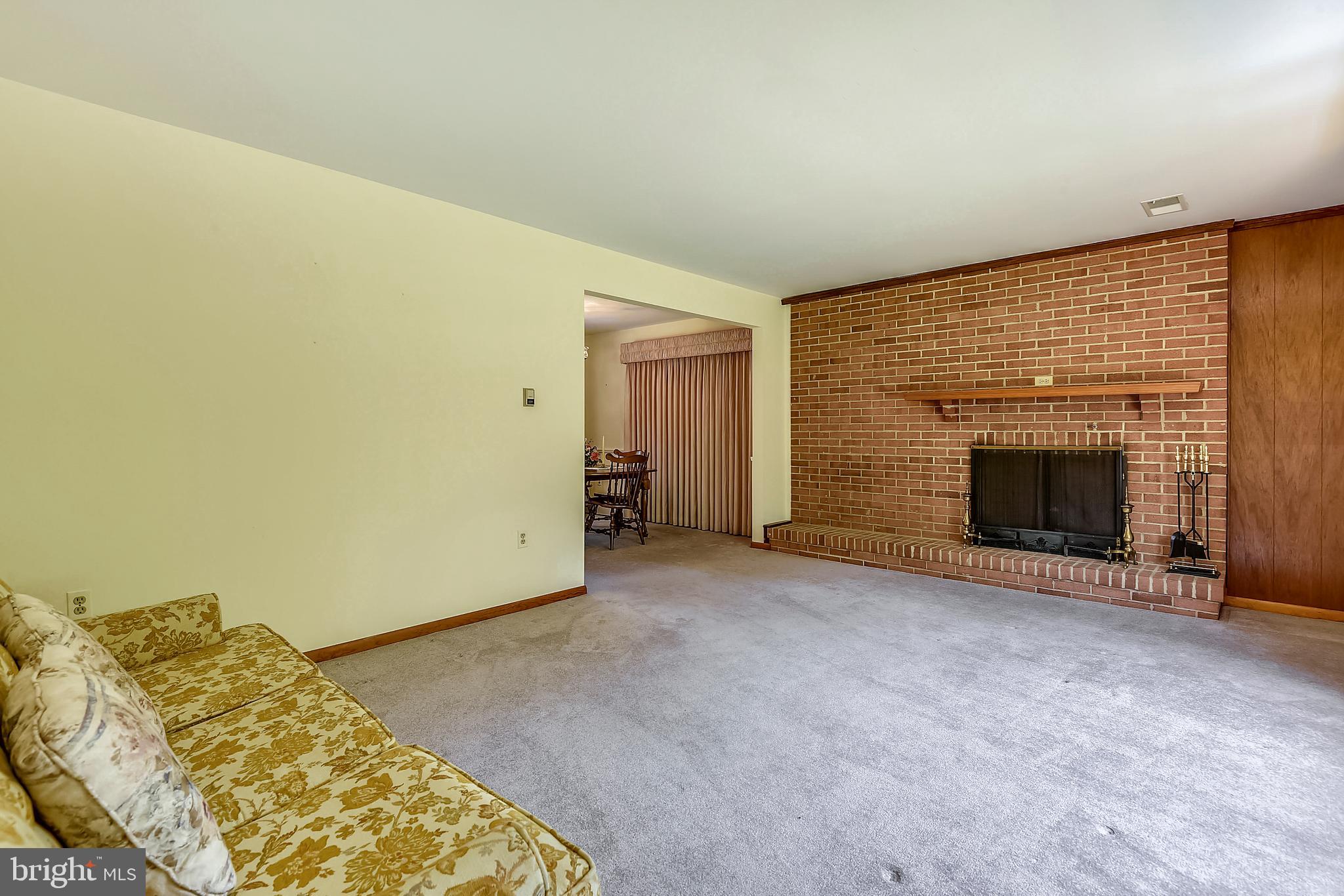 1486 Friendly Road Pasadena, MD 21122 - Photo 5 of 45 Living Room
