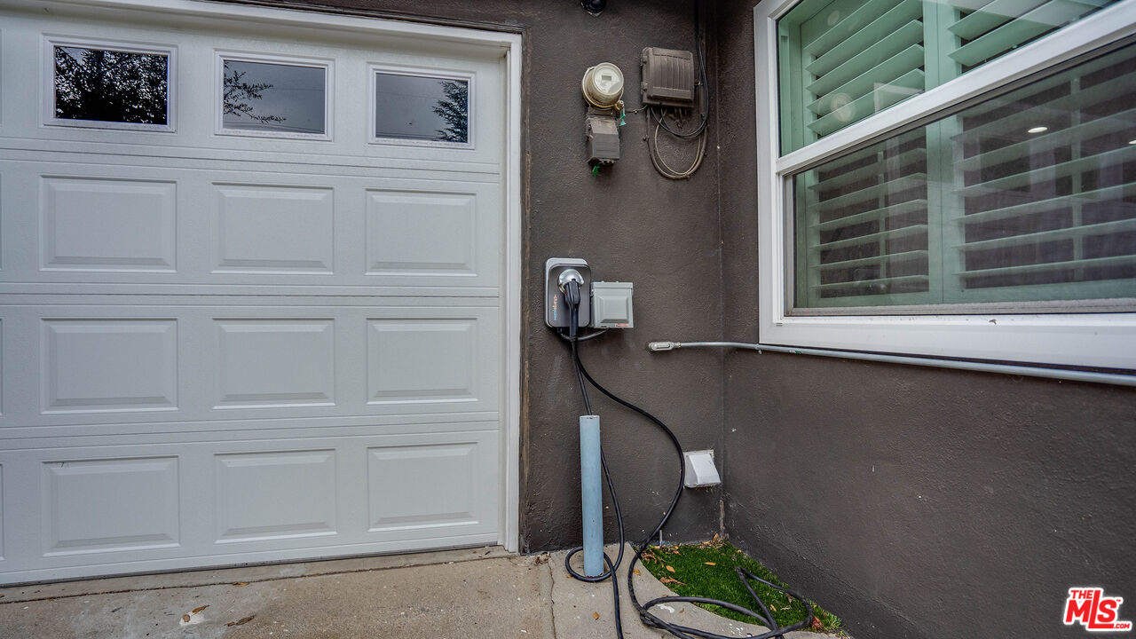 263 Flower Street Pasadena, CA 91104 - Photo 21 of 34 a view of balcony and workspace
