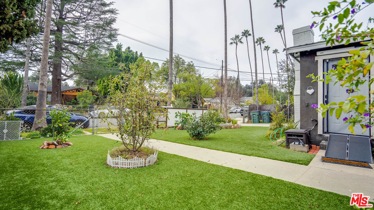 263 Flower Street Pasadena, CA 91104 - Photo 27 of 34 a garden view with a fountain