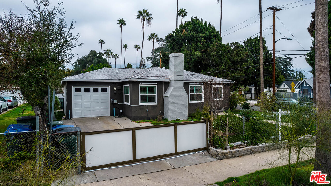 263 Flower Street Pasadena, CA 91104 - Photo 32 of 34 a front view of a house with garden