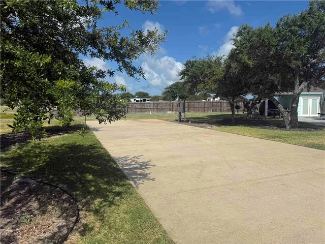 a view of yard with trees