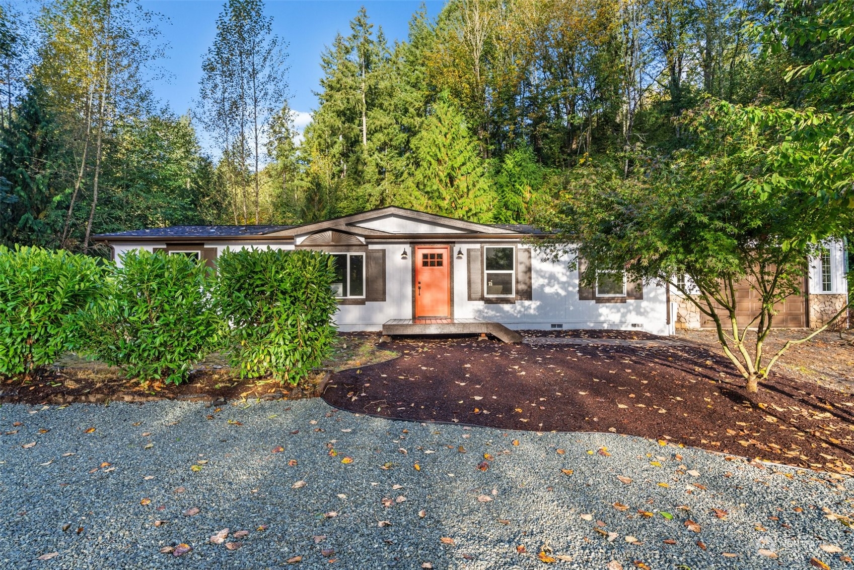 a view of a house with a yard