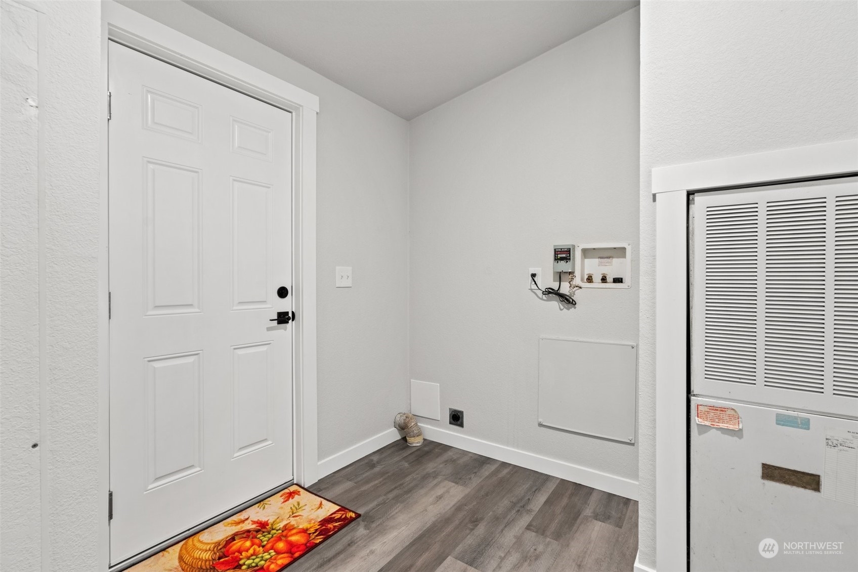 13314 Spring Site Road East Orting, WA 98360 - Photo 23 of 28 a view of room with walk in closet