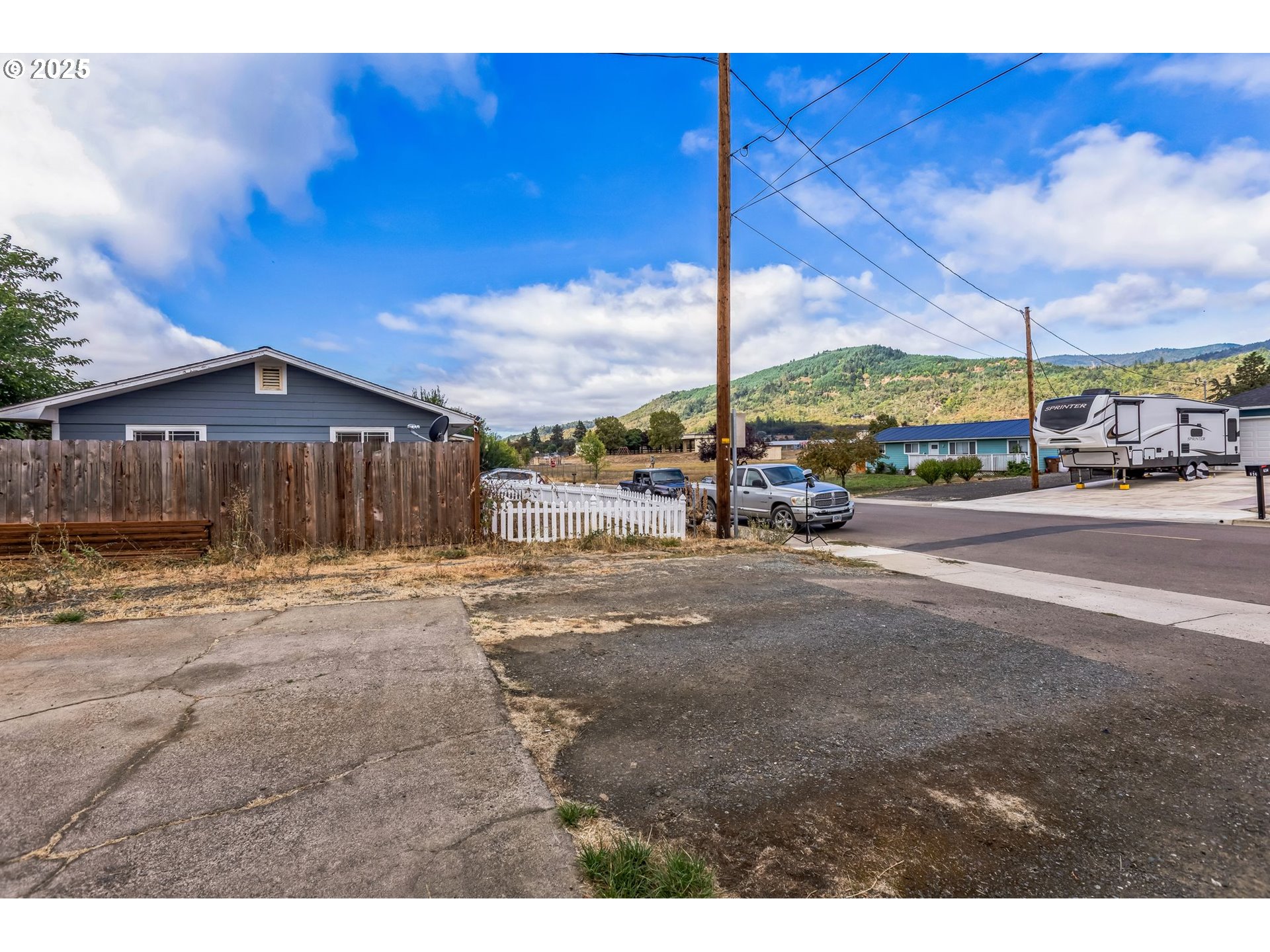 663 East 4th Avenue Riddle, OR 97469 - Photo 10 of 40