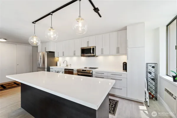 $3,950 | 1120 8th Avenue, Unit 1203, Seattle, WA 98101