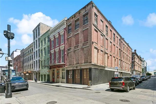 $2,000 | 204 Decatur Street, Unit 2B, New Orleans, LA 70130