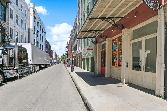 $2,000 | 204 Decatur Street, Unit 2B, New Orleans, LA 70130