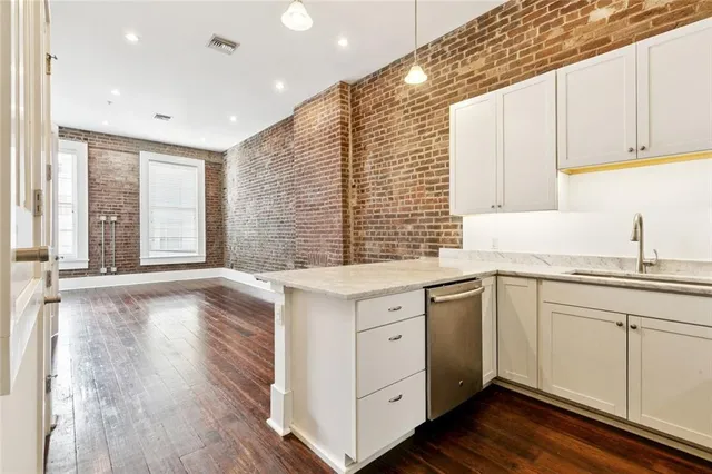 $2,000 | 204 Decatur Street, Unit 2B, New Orleans, LA 70130