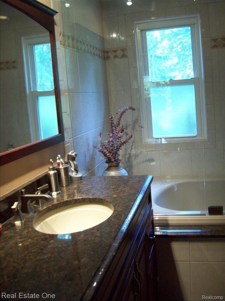 3170 East Maple Road Milford, MI 48381 - Photo 11 of 21 mainbath