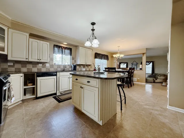 $550,000 | 1664 Brighton Drive, Mundelein, IL 60060