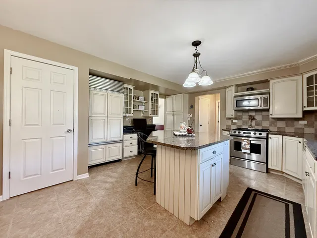 $550,000 | 1664 Brighton Drive, Mundelein, IL 60060