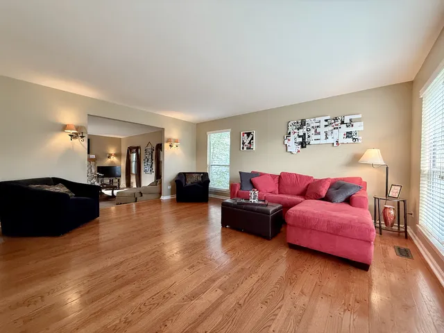 $550,000 | 1664 Brighton Drive, Mundelein, IL 60060