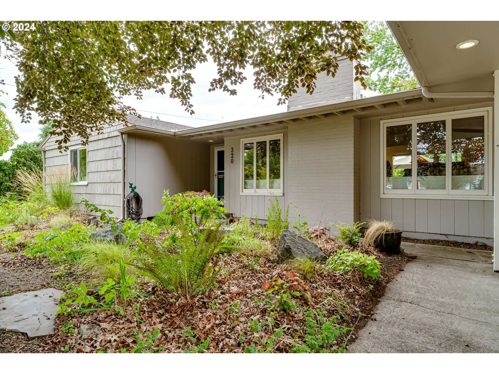 320 Palomino Drive Eugene, OR 97401 - Photo 24 of 25 Entrance/Foyer