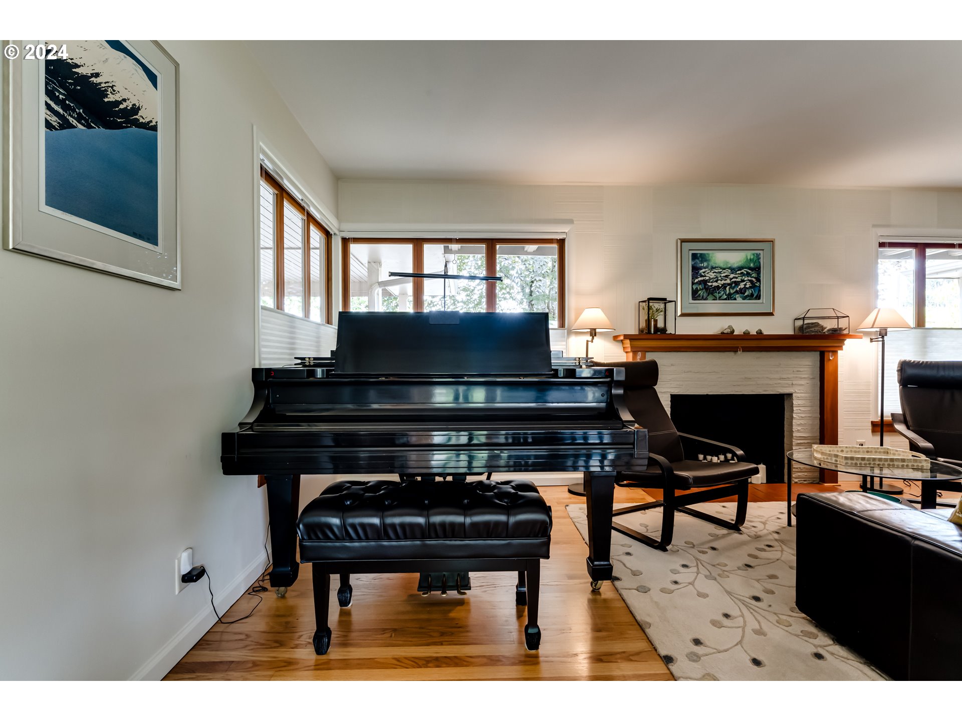 320 Palomino Drive Eugene, OR 97401 - Photo 4 of 25 Living Room