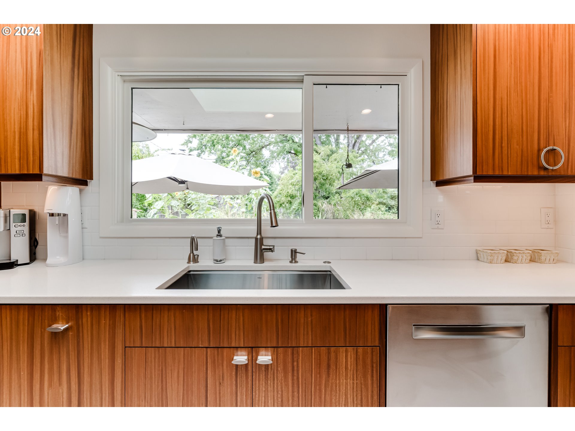 320 Palomino Drive Eugene, OR 97401 - Photo 8 of 25 Kitchen