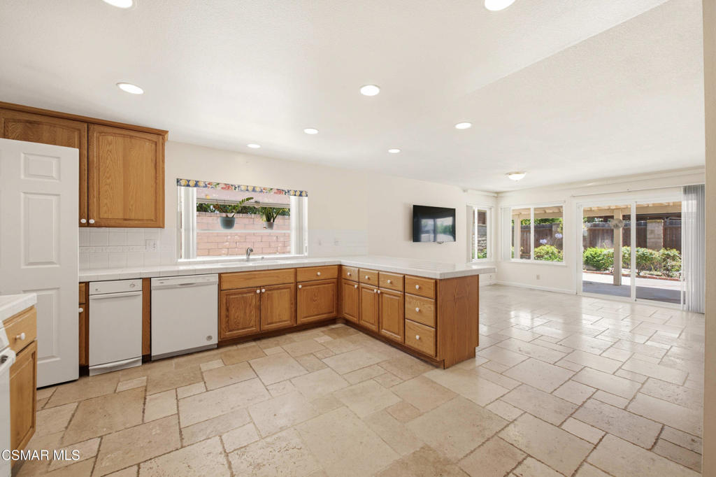2720 Goldfield Place Simi Valley, CA 93063 - Photo 11 of 37