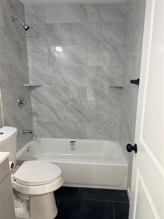 107 Gunter Street Wills Point, TX 75169 - Photo 12 of 22 2nd bathroom between 2 bedrooms