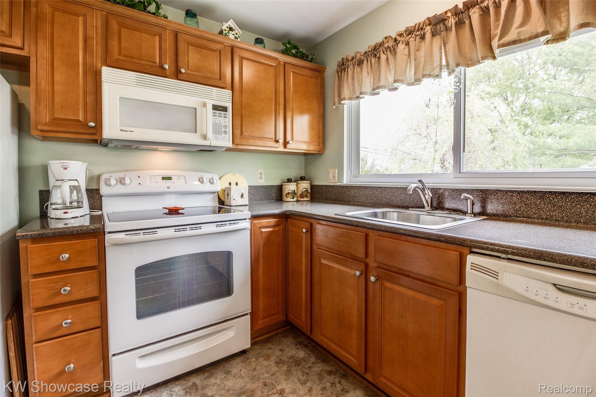 998 Hadley Road Rochester, MI 48307 - Photo 24 of 42 Interiors (15 of 34).jpg