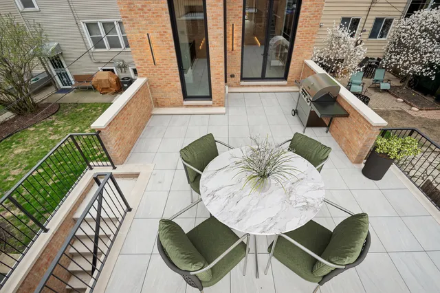 $1,999,999 | 2434 West Superior Street, Chicago, IL 60612