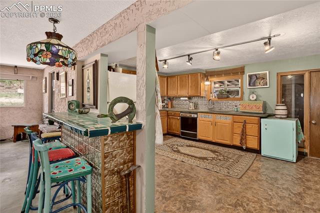 5975 Wellington Road Cascade, CO 80809 - Photo 31 of 32 Apartment kitchen w/ breakfast bar