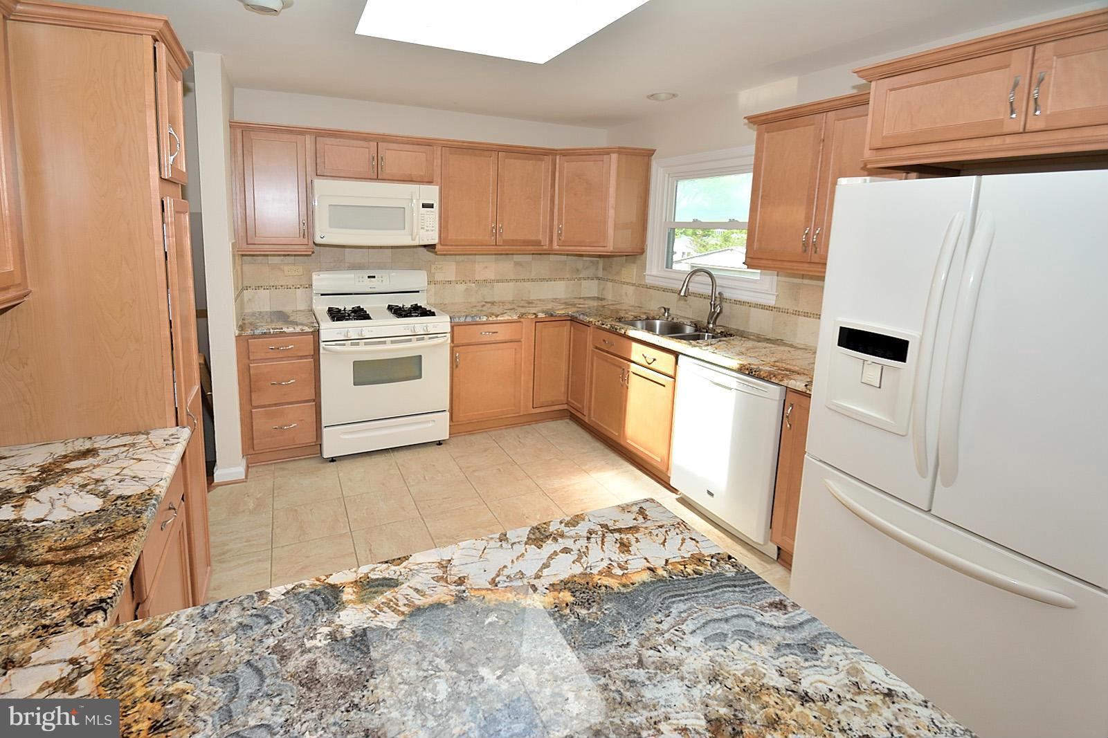 212 West Balsam Road Sterling, VA 20164 - Photo 8 of 26 Enjoy the sunlight from the large skylight1