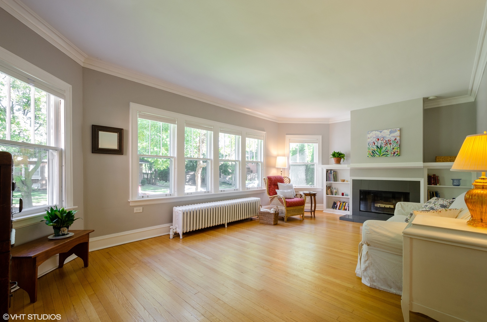 3016 Thayer Street Evanston, IL 60201 - Photo 4 of 20 a living room with furniture and a fireplace