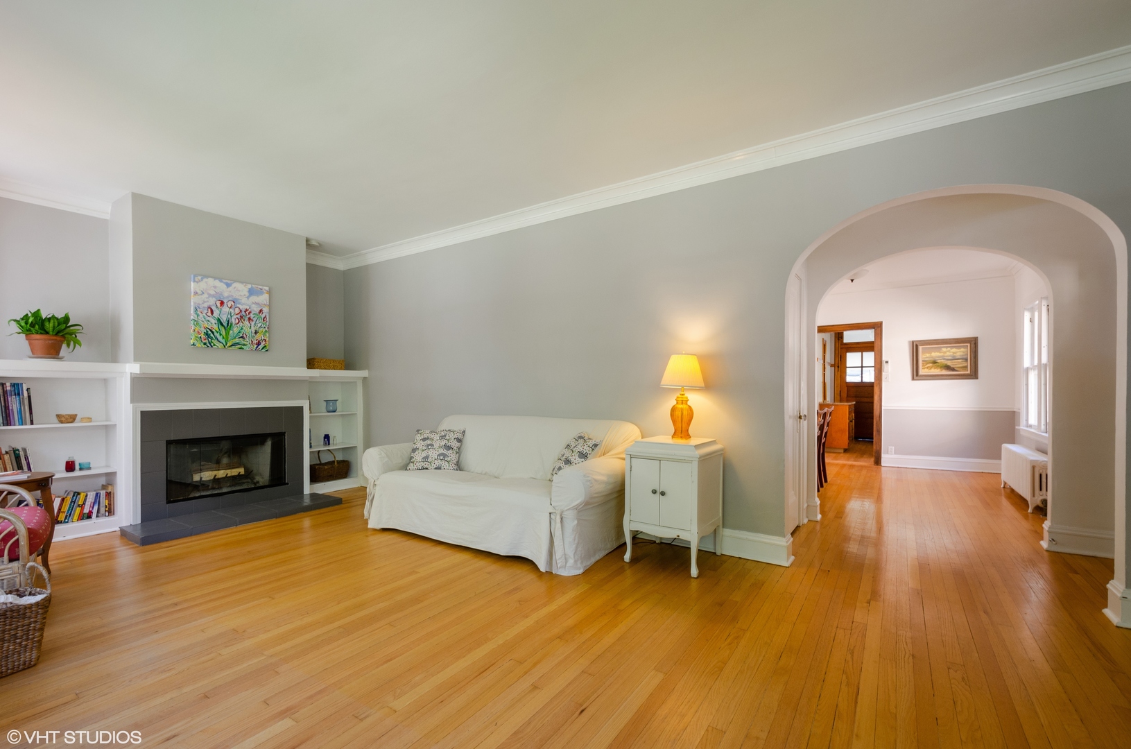 3016 Thayer Street Evanston, IL 60201 - Photo 5 of 20 a living room with furniture and a fireplace