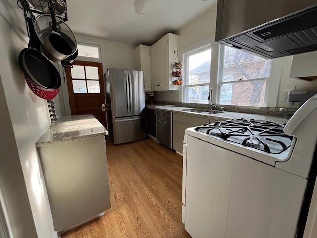3016 Thayer Street Evanston, IL 60201 - Photo 6 of 20 a kitchen with a stove and a refrigerator