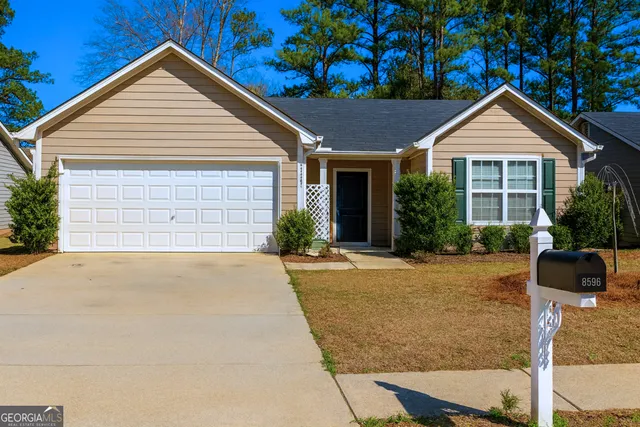 a view of backyard of the house