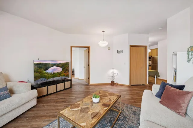 $250,000 | 6600 Lyndale Avenue South, Unit 400, Richfield, MN 55423