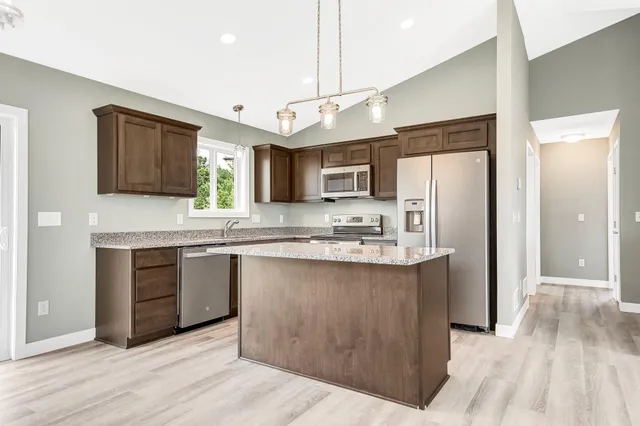 $2,295 | 325 Aspen Drive, Somerset, WI 54025