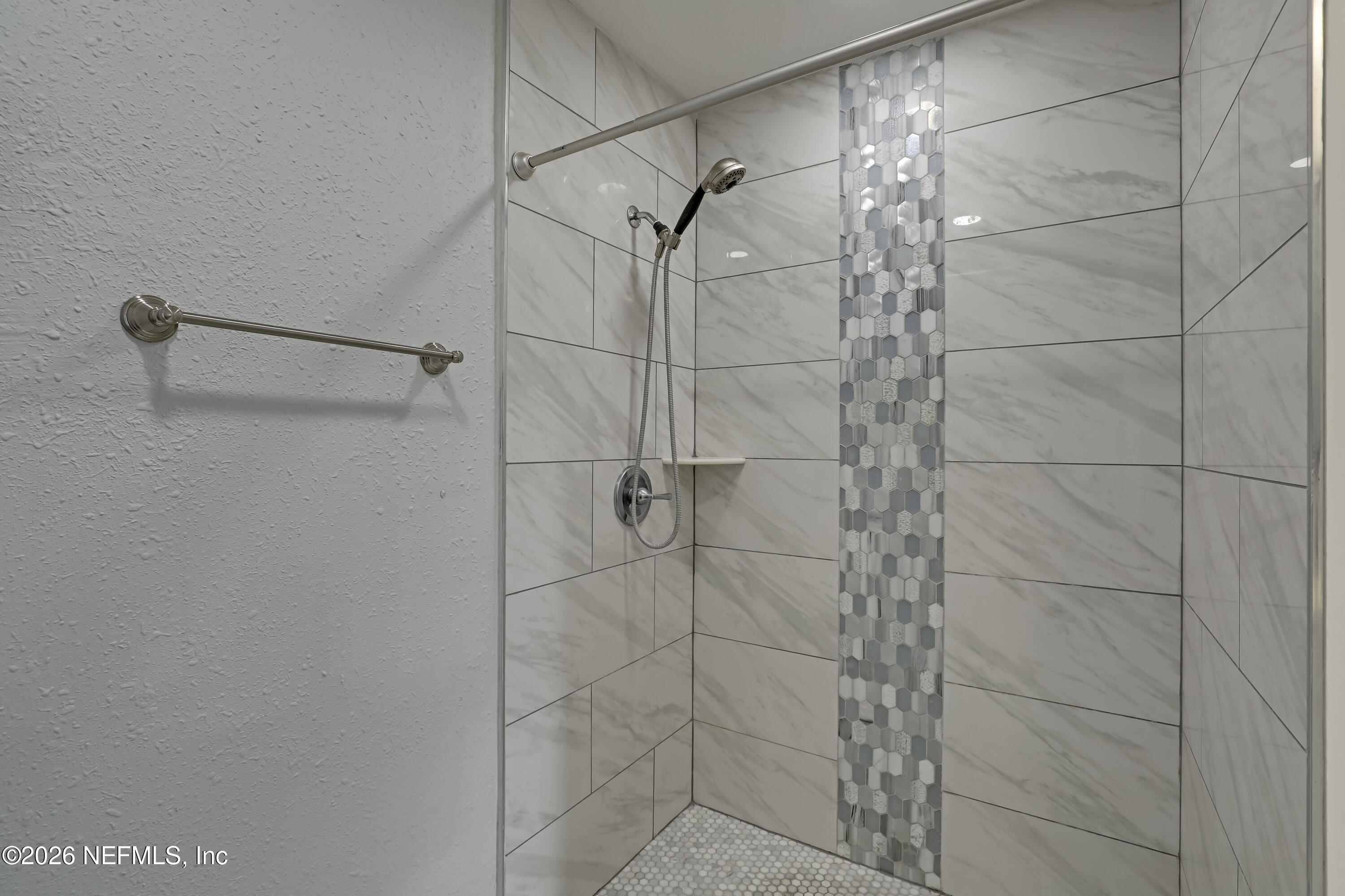 4915 Baymeadows Road, Unit 8H Jacksonville, FL 32217 - Photo 27 of 40 26 Master Bathroom