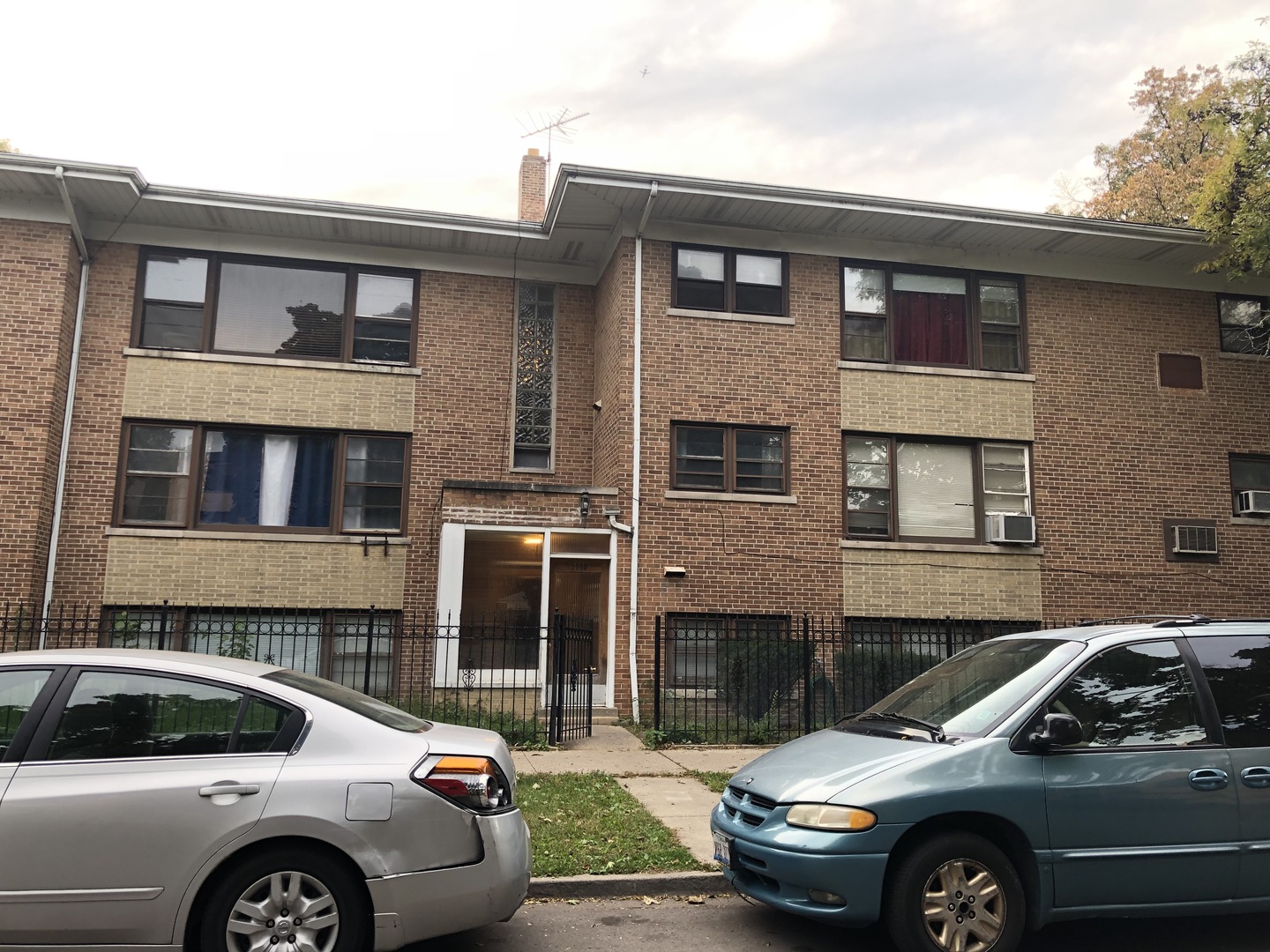 2000 West Arthur Avenue, Unit 2NW Chicago, IL 60645 - Photo 2 of 26 a front view of a house with parking space