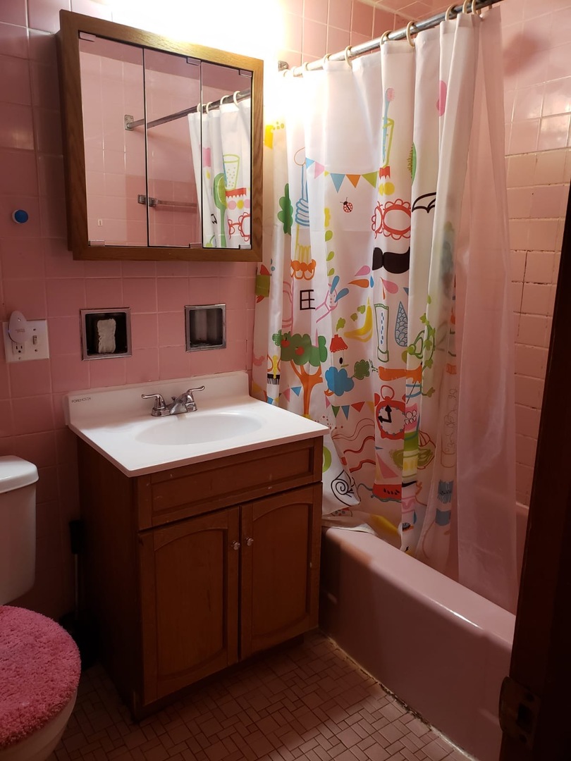 2000 West Arthur Avenue, Unit 2NW Chicago, IL 60645 - Photo 25 of 26 a utility room with dryer and washer