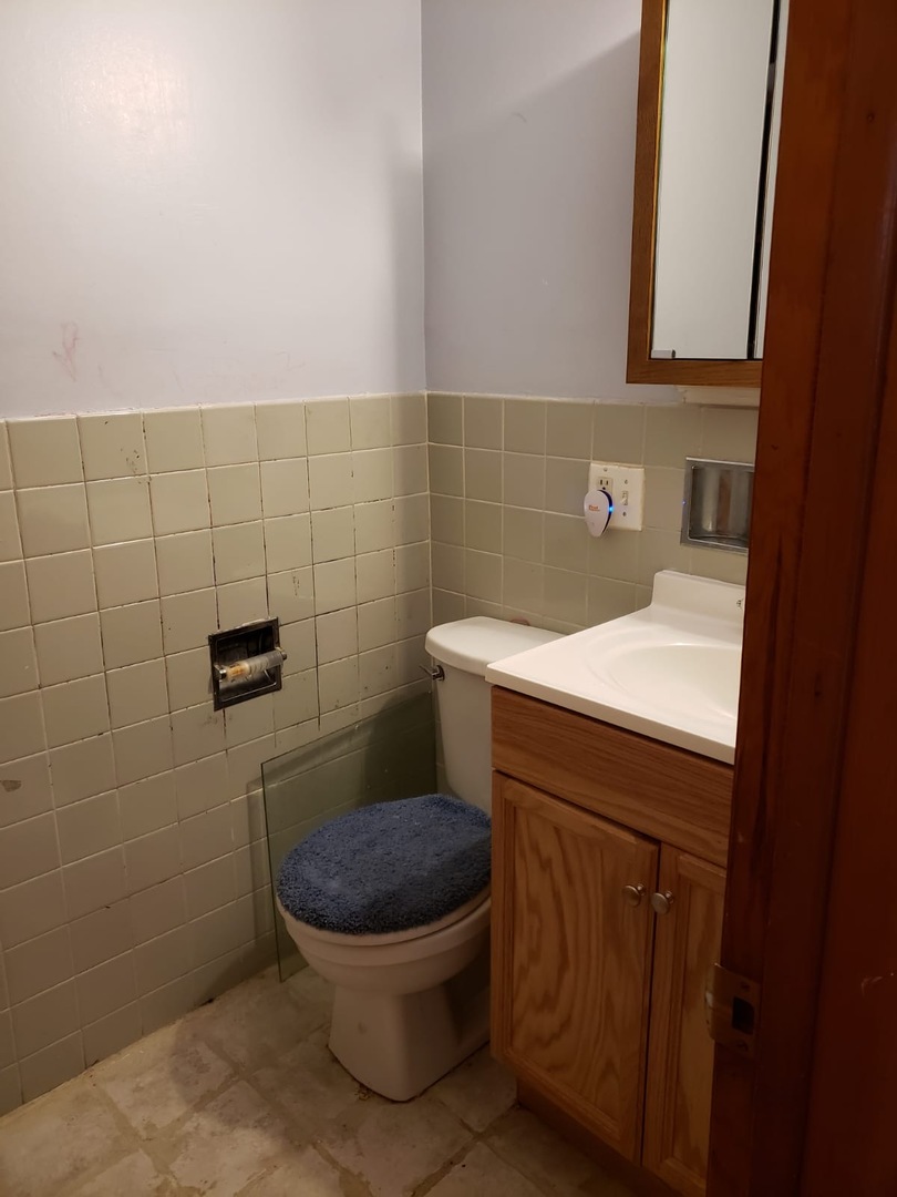 2000 West Arthur Avenue, Unit 2NW Chicago, IL 60645 - Photo 26 of 26 a bathroom with a sink a toilet and a mirror