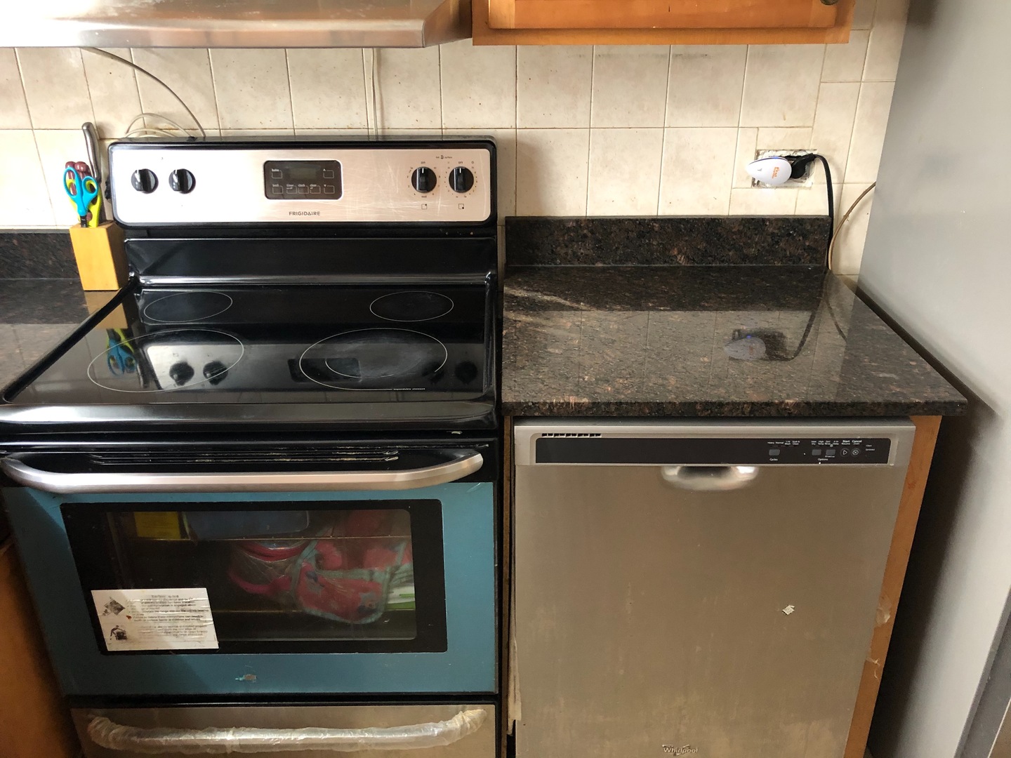 2000 West Arthur Avenue, Unit 2NW Chicago, IL 60645 - Photo 7 of 26 a close view of stove