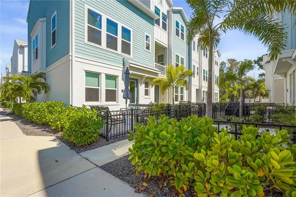 $695,000 | 2505 Boone Court, Sarasota, FL 34237