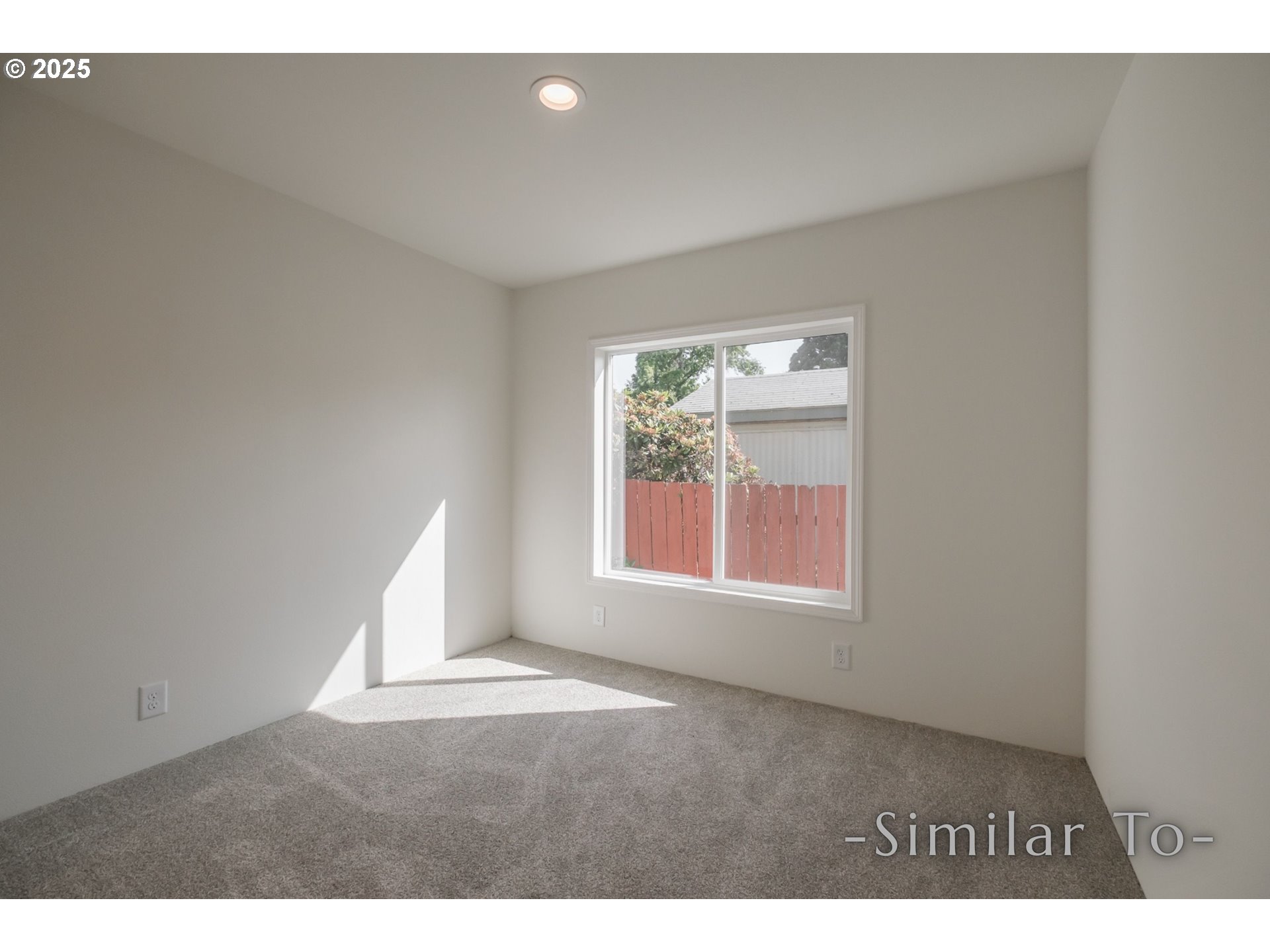 3223 Comber Court Northeast Salem, OR 97305 - Photo 18 of 39 an empty room with windows