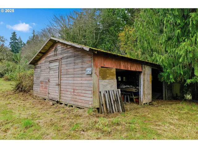 a view of an outdoor space with seating area