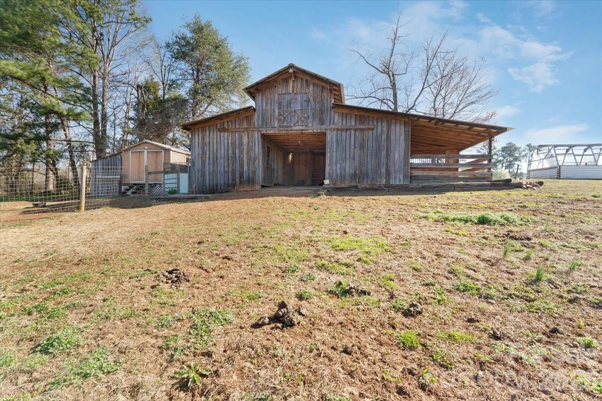6268 Long Island Road Catawba, NC 28609 - Photo 29 of 38 a house with a yard covered with wooden fence