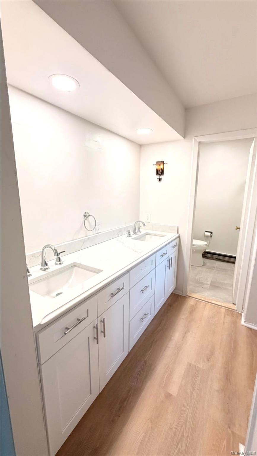 75 Greenway Close, Unit 75 Rye Brook, NY 10573 - Photo 20 of 36 Primary en suite bathroom