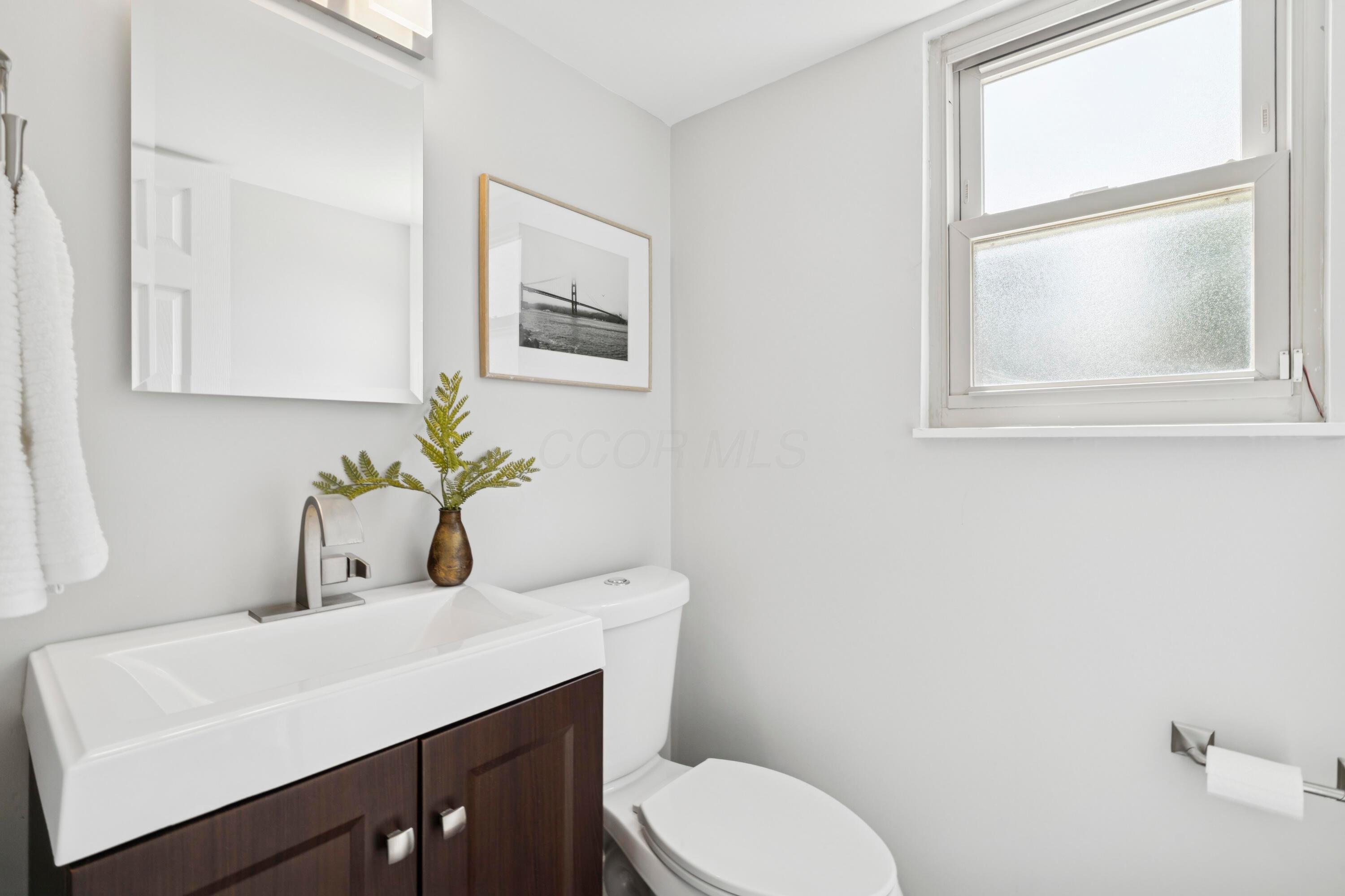5440 Aspen Road Columbus, OH 43229 - Photo 22 of 52 Half Bathroom