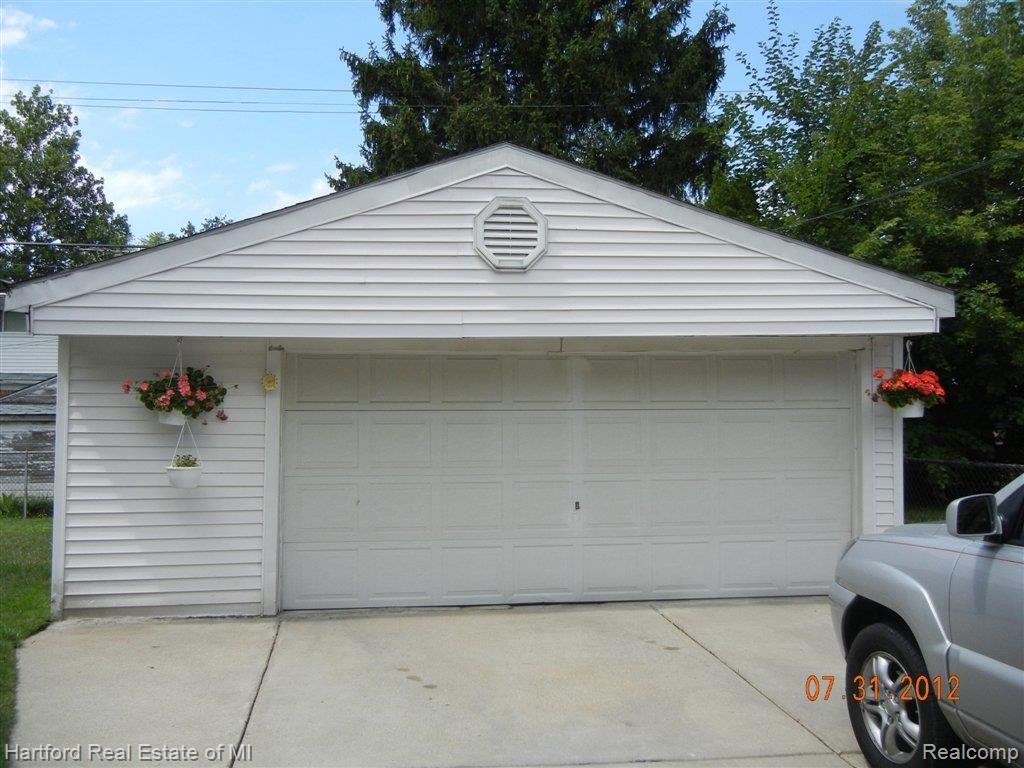 19767 Edinborough Road Detroit, MI 48219 - Photo 3 of 21 Garage front