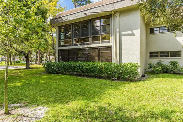 a view of yard with green space