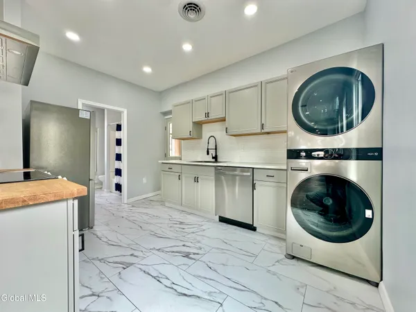 $1,800 | 37 High Street, Unit 2, Green Island, NY 12183