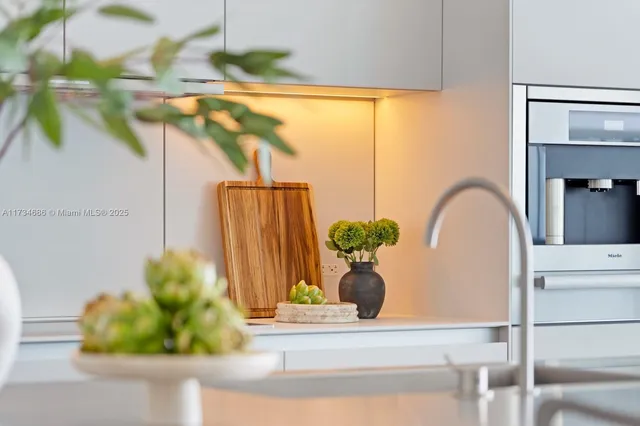 $7,750,000 | 2901 Collins Avenue, Unit 1001, Miami Beach, FL 33140