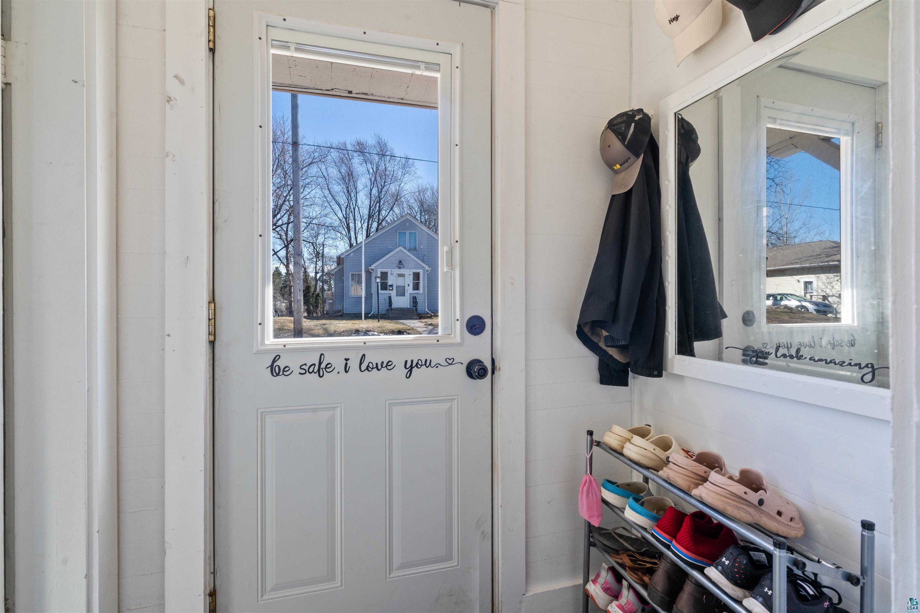 809 Prospect Avenue Cloquet, MN 55720 - Photo 6 of 20 View of entryway