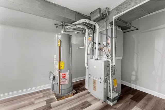 a view of a house with backyard