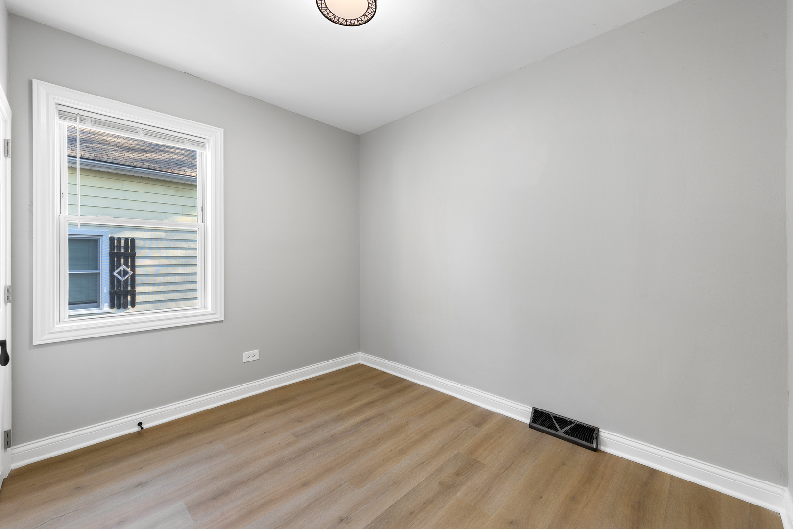 22 North 12th Street St. Charles, IL 60174 - Photo 23 of 37 an empty room with a window