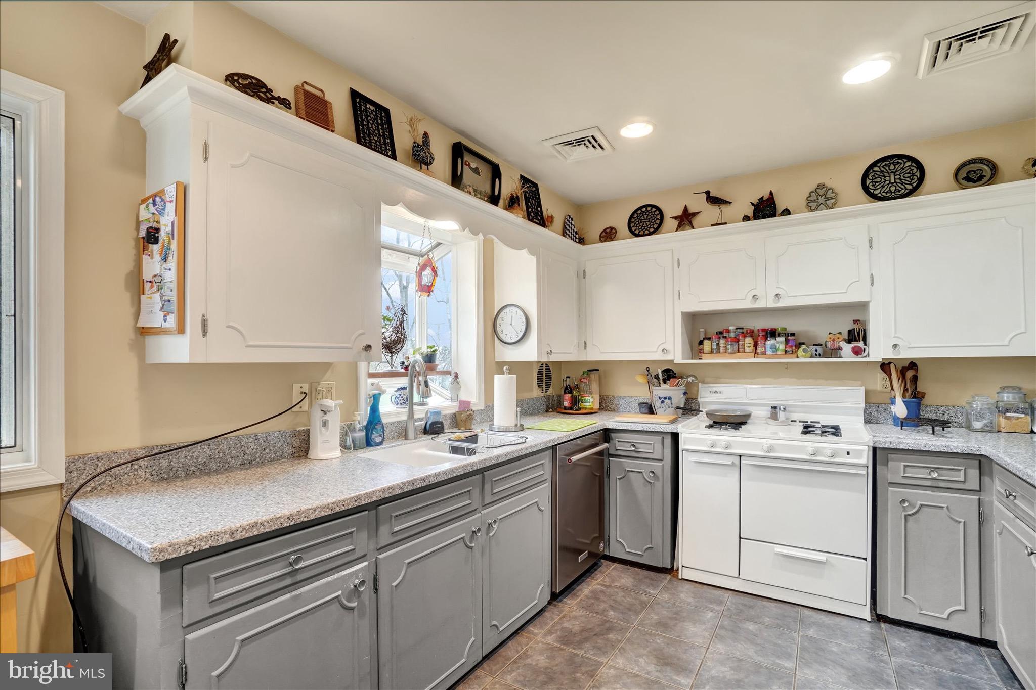 765 Country Club Road York, PA 17403 - Photo 14 of 28 Gallery Image 14